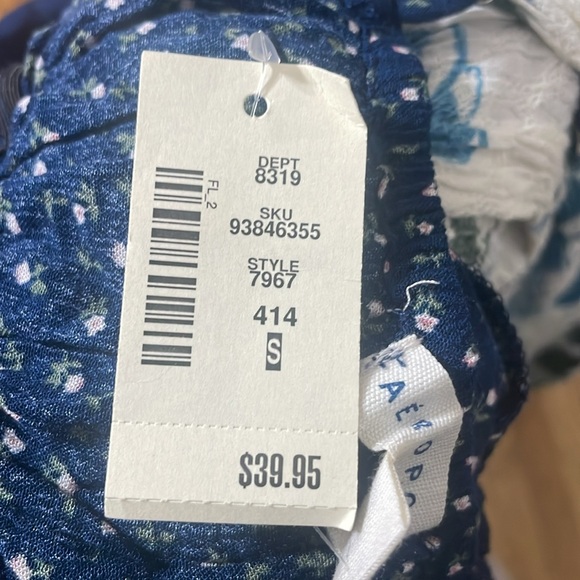 Aeropostale Floral Lace-Trim V-Neck Cropped Cami - Picture 8 of 9